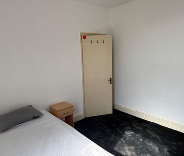 Room in a Shared House, Southover Street, BN2 - Photo 1