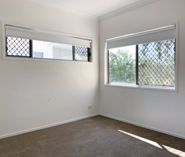 Modern 3 Bedroom Townhouse!! - Photo 2