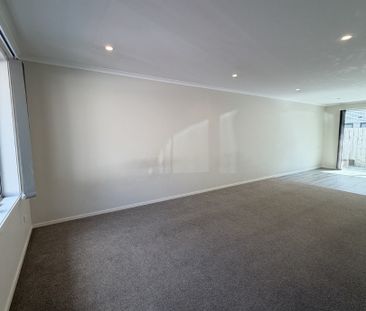 This beautifully designed three-bedroom, two-bathroom townhouse off... - Photo 3