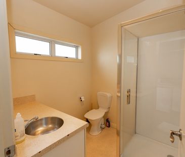 Boarding house rooms available now! - Photo 6