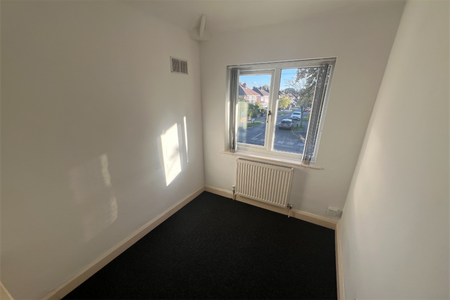 4 bedroom semi-detached house to rent - Photo 4