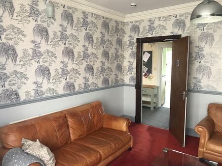 6 bedroom, 2 en-suite house - Photo 4