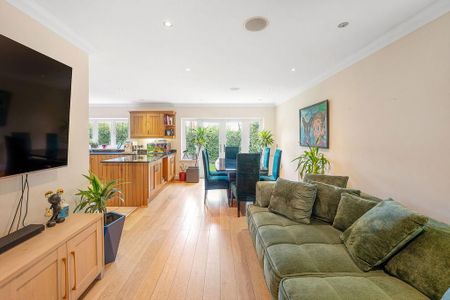 4 bedroom detached house to rent - Photo 3