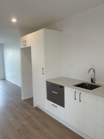 Modern Townhouse - Photo 3