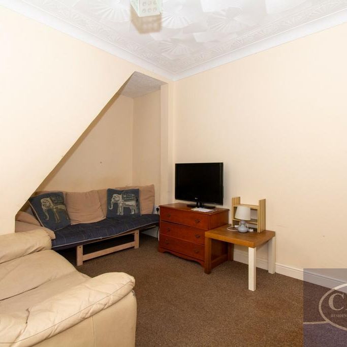 4 bedroom semi-detached house to rent - Photo 1