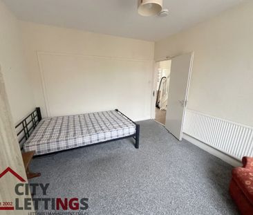 5 Bedroom Semi-Detached House - Photo 4