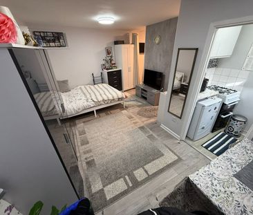Studio Flat, Linden House, NW10 - Photo 1