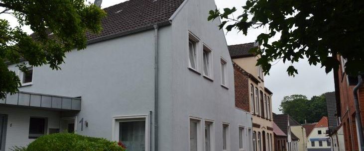 Gepfl. 2 1/2 Zimmer-Wohnung im 1. OG inkl. Pkw-Stellplatz in zentraler Lage in Heide, Kreis Dithm. - Photo 1