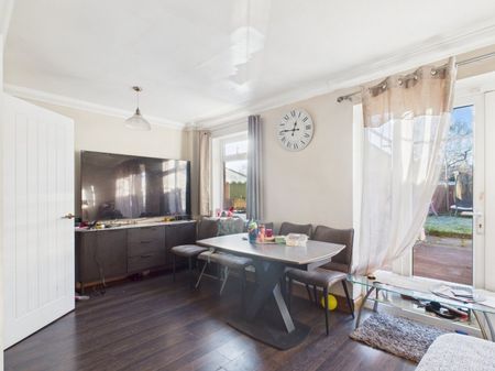 Gloucester Crescent, Staines-upon-Thames, Surrey,TW18 - Photo 2