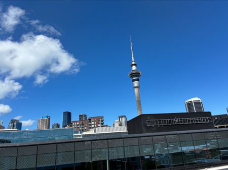 Step out to Victoria Park and the Viaduct. - Photo 5