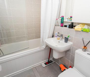 2 bedroom mews to rent - Photo 6