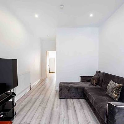 4 Bed Terraced House, London, E6 - Photo 1