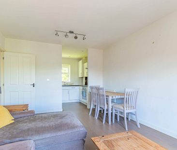 2 bed Flat for rent - Photo 5