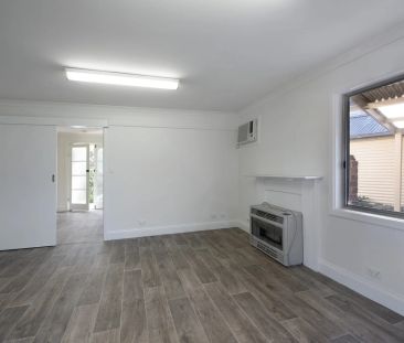 Recently updates & perfectly located in a quiet central street. - Photo 2