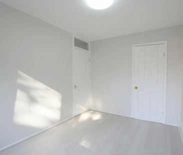 3 Bedroom Mid Terraced House, Westbridge Road, London - Photo 4