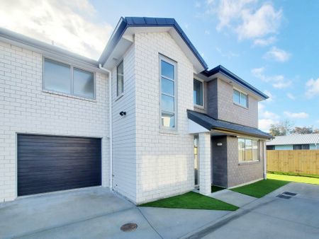 Modern 4-Bedroom House for rent in Manurewa - Photo 2