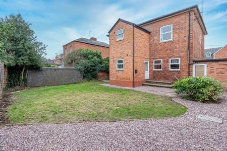 1 bedroom in a house share to rent - Photo 2