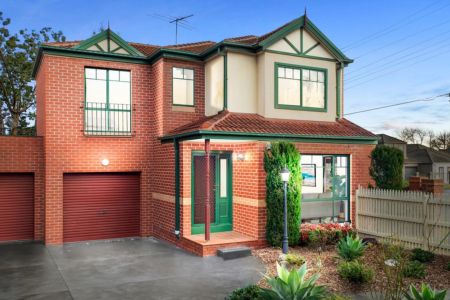 Modern 3 Bedroom Townhouse - Mt Waverley School Zone !!! - Photo 2