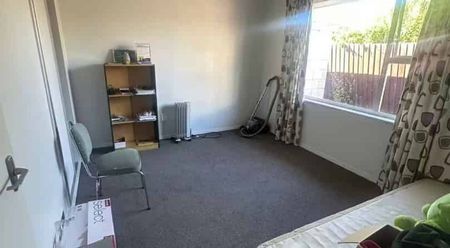 Well-presented 3-bedroom home - Photo 3