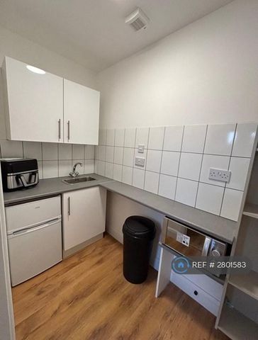 1 bedroom in a house share to rent - Photo 2