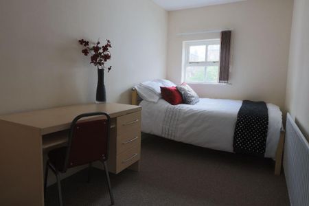 6 bedroom house to rent - Photo 2