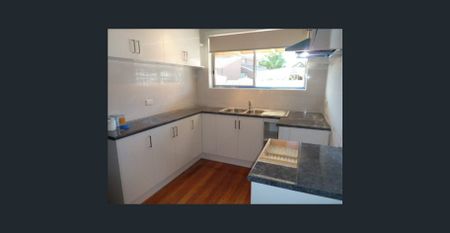 Three bedroom family home - Photo 3