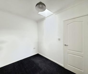 2 bedroom end of terrace house to rent - Photo 4