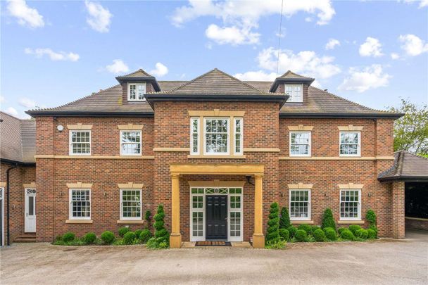 Available for short let, A stunning six bedroom family home on the prestigious Wentworth Estate. - Photo 1