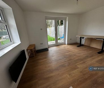 4 bedroom semi-detached house to rent - Photo 3