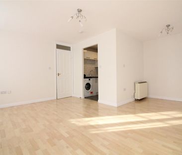 Warwick Road, West Drayton - Photo 1