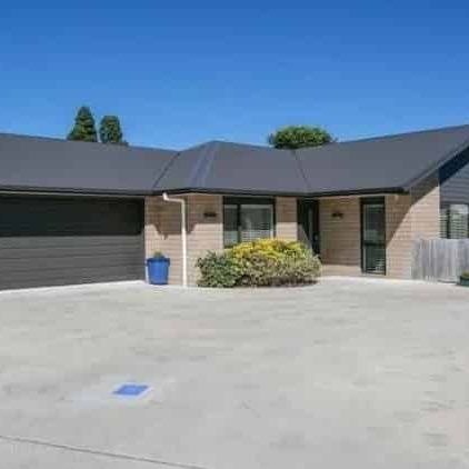 SPACIOUS THREE BEDROOM HOME - Photo 1