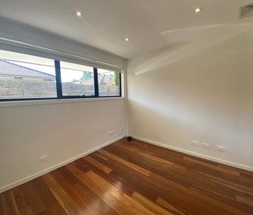 Great townhouse in a great spot! - Photo 3