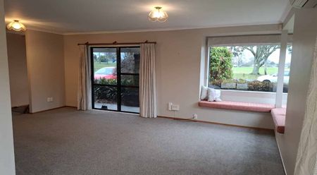 Family living on Tennyson - Photo 4