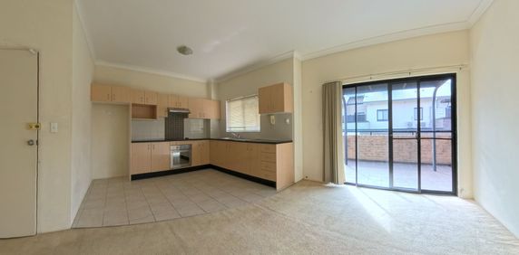 Spacious 1 Bedroom Unit - Photo 2