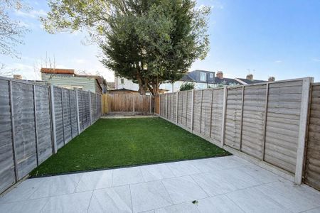 3 bedroom terraced house to rent - Photo 2