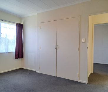 Sunny, Spacious & Super Convenient Two Bedroom in Wallaceville - Photo 4