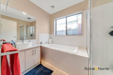 For Lease - 9 Paxford Drive, Cranbourne North - Photo 4