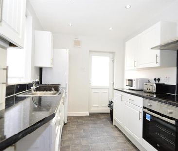 3 bedroom flat to rent - Photo 5