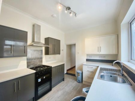 4 bedroom terraced house to rent - Photo 5