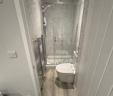 Room in a Shared House, Middle Street, SO14 - Photo 4