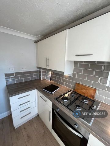 2 bedroom terraced house to rent - Photo 4