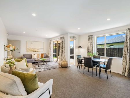 Lovely Three Bedroom Family Home! - Photo 3