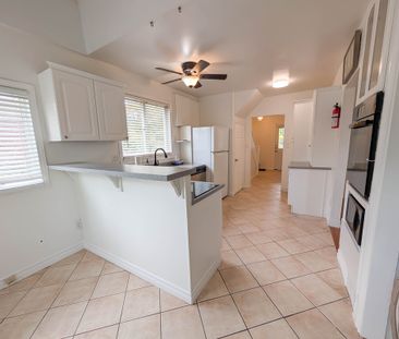 Spacious Fully Detached House in Niagara Falls! - Photo 1