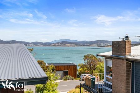 Modern Townhouse with Water Views - Prime Location - Photo 5