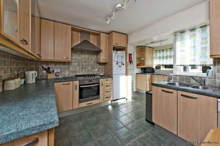 4 bedroom property to rent in Thames Ditton - Photo 3