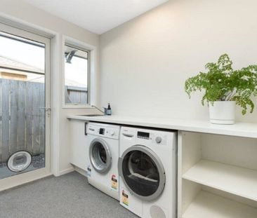 This stunning 4 bedroom, 2 bathroom house is now available for lease. - Photo 5