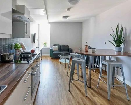 Classic En-suite in a 6-bed flat - Photo 4