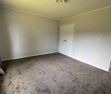 Sunny & Renovated 2-Bedroom Home – Private Backyard in Papakura - Photo 4