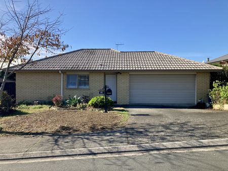 Low maintenance home with double garage - Photo 2