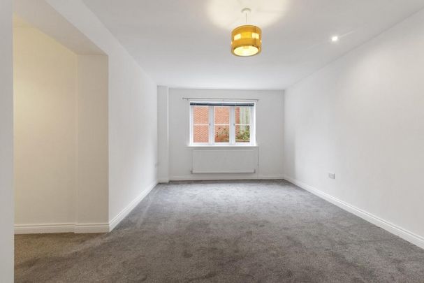 4 bedroom end of terrace house to rent - Photo 1